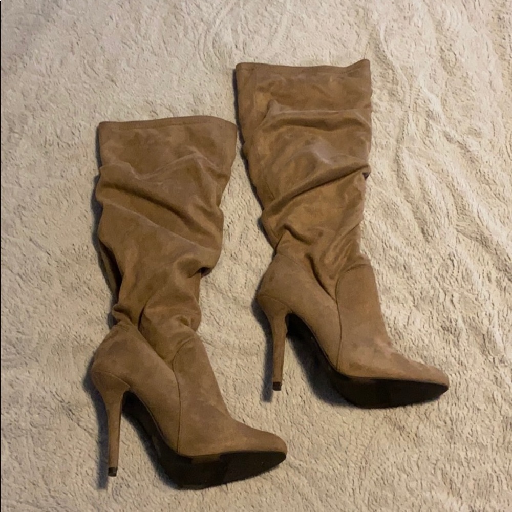 Jennifer Lopez Taupe boots
